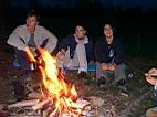 Steffi, Verena, Joey am Feuer.jpg