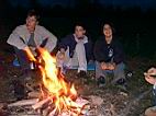 Steffi, Verena, Joey am Feuer.jpg